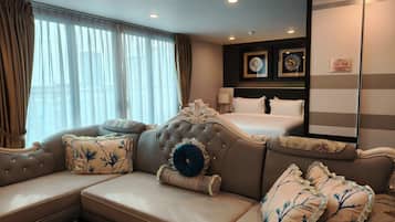 Suite | Minibar, in-room safe, desk, blackout drapes