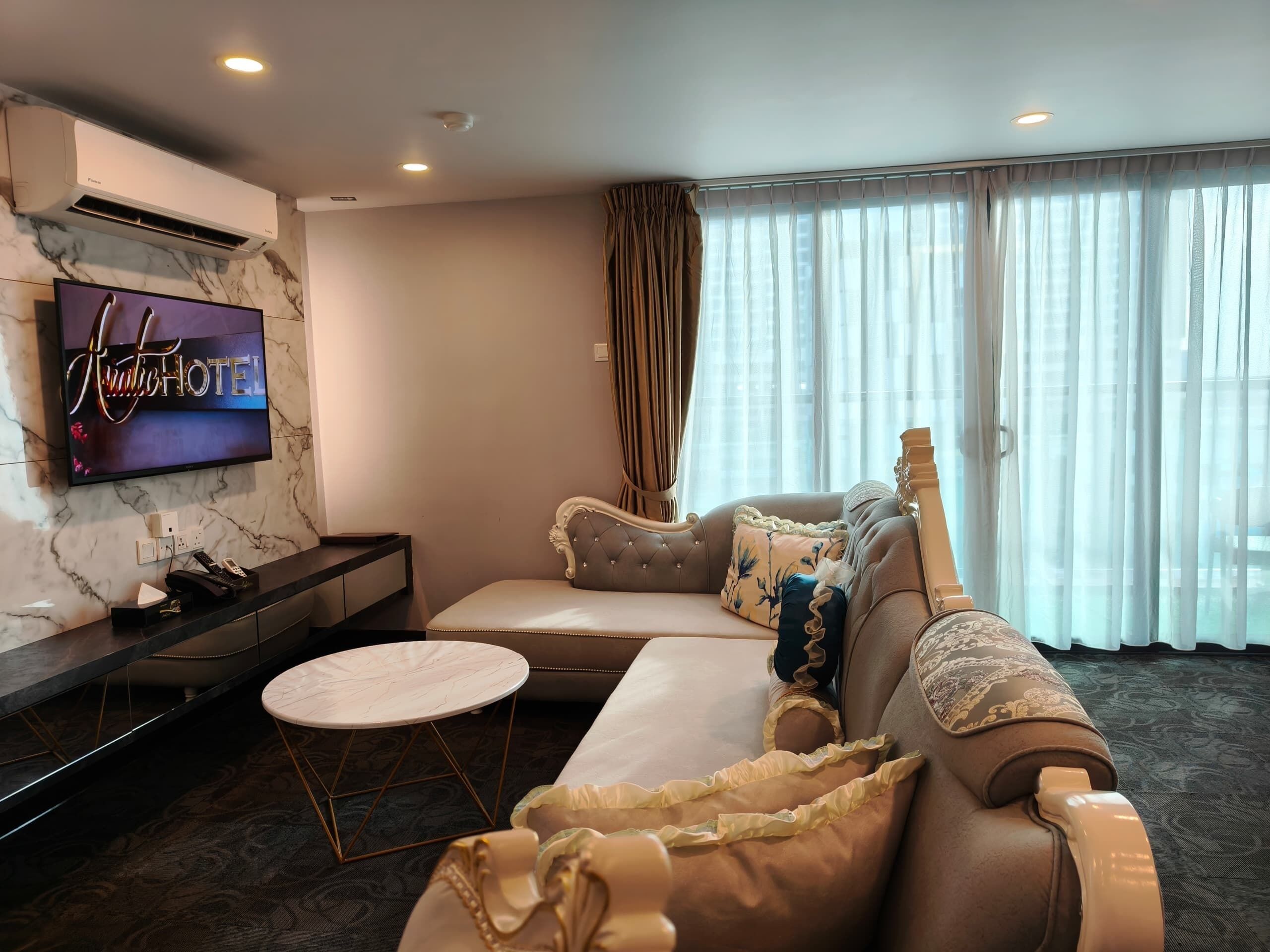 Suite | Minibar, in-room safe, desk, blackout drapes