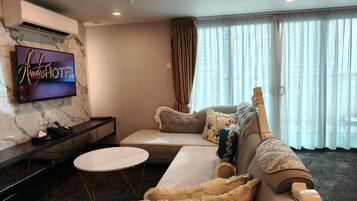 Suite | Minibar, in-room safe, desk, blackout drapes