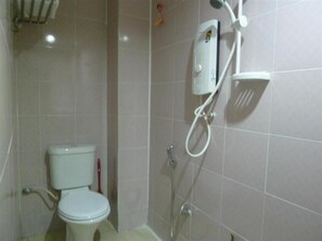 Shower, free toiletries, hair dryer, towels - New Wave Hotel Nilai 1 (Nilai)