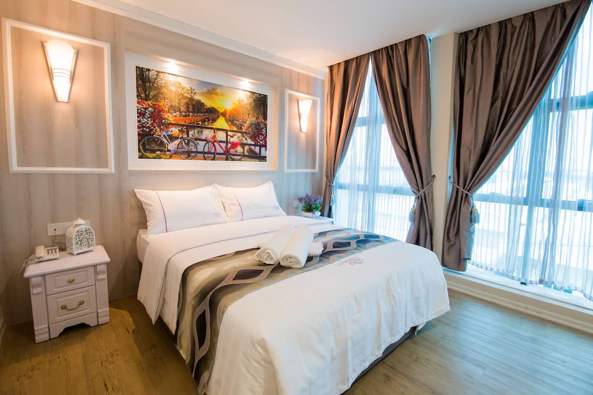 Deluxe Double Room | Desk, laptop workspace, soundproofing, iron/ironing board