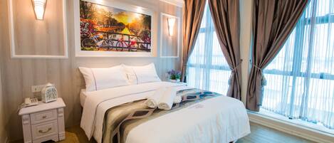 Deluxe King Room | Desk, laptop workspace, soundproofing, iron/ironing board