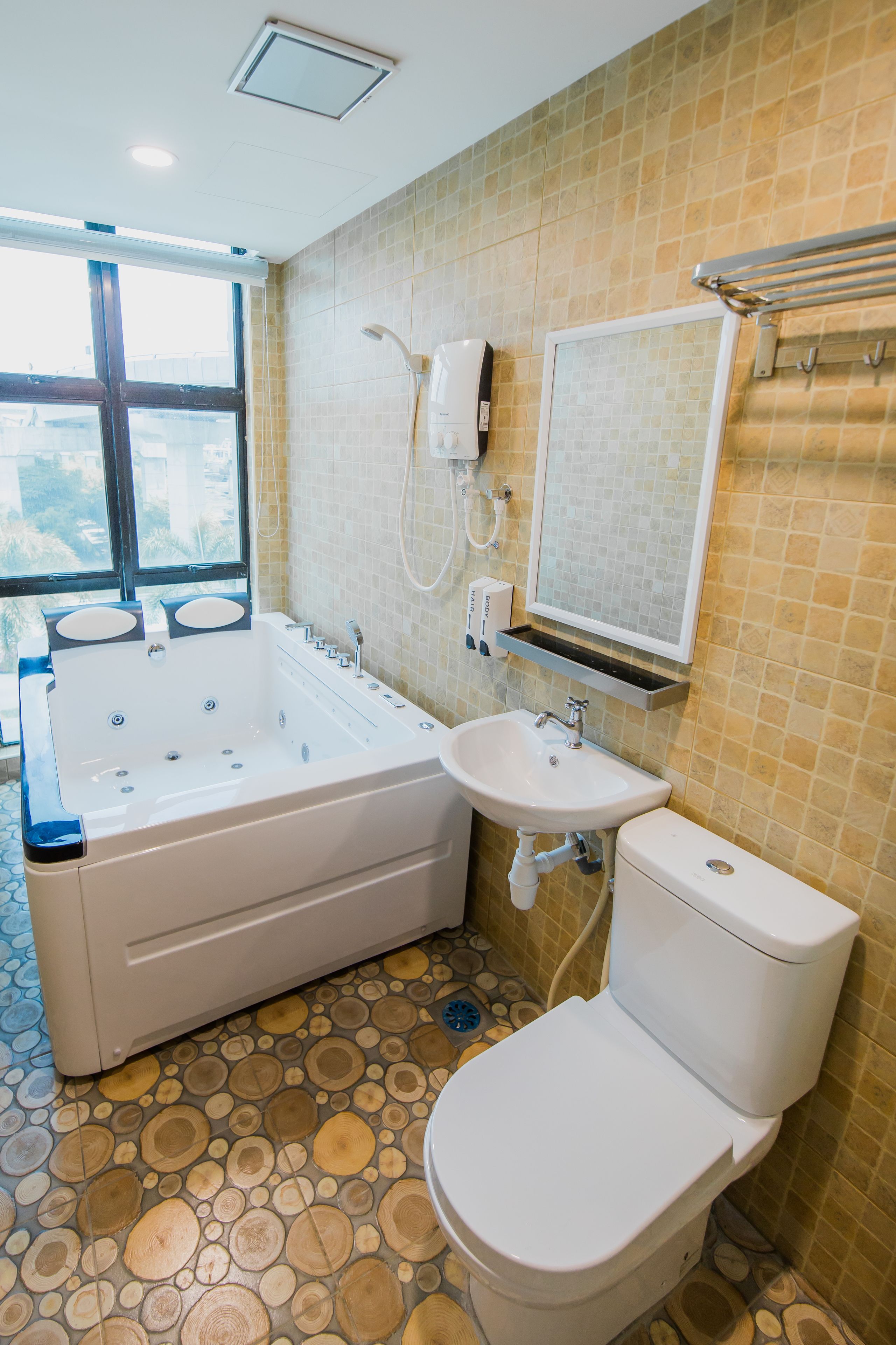 room (vip room with jacuzzi) | deep-soaking bathtub