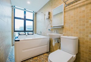 Habitación (VIP Room With Jacuzzi) | Baño | Amenidades de baño gratuitas, secadora de cabello, pantuflas, toallas 