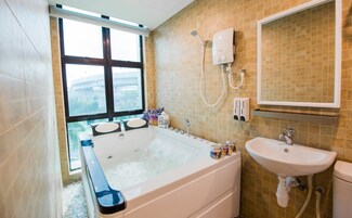 Habitación (VIP Room With Jacuzzi) | Bañera profunda