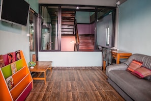 Living area - The Guest Hotel - Hostel (Krabi)