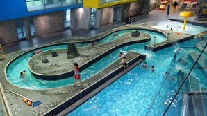 Una piscina interior con varias pistas de natación y un diseño de isla original.