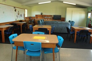 Silver Double (Shared bathroom) | In-room dining - Central City Camping Park Invercargill (Invercargill)