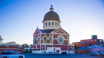 Una iglesia con una cúpula grande y ventanas de arco.