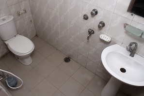 Habitación triple económica | Lavabo en el baño