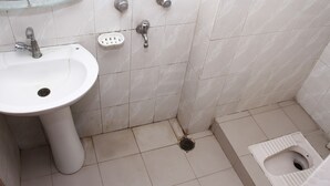 Kylpyhuone, jossa on pesuallas, wc ja suihku.