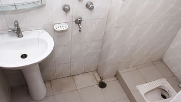 Habitación doble económica | Baño | Regadera, amenidades de baño gratuitas, toallas