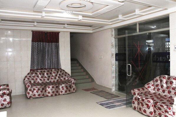 Lobby sitting area - Beach Holiday Guest House (Cox's Bazar)