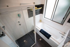 Casa | Baño | Bañera y ducha independientes, secador de pelo, toallas y jabón