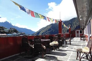 Outdoor dining - Namche Hotel (Namche Bazar)