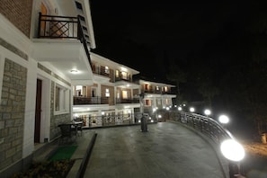 Fachada de la propiedad por la tarde o noche