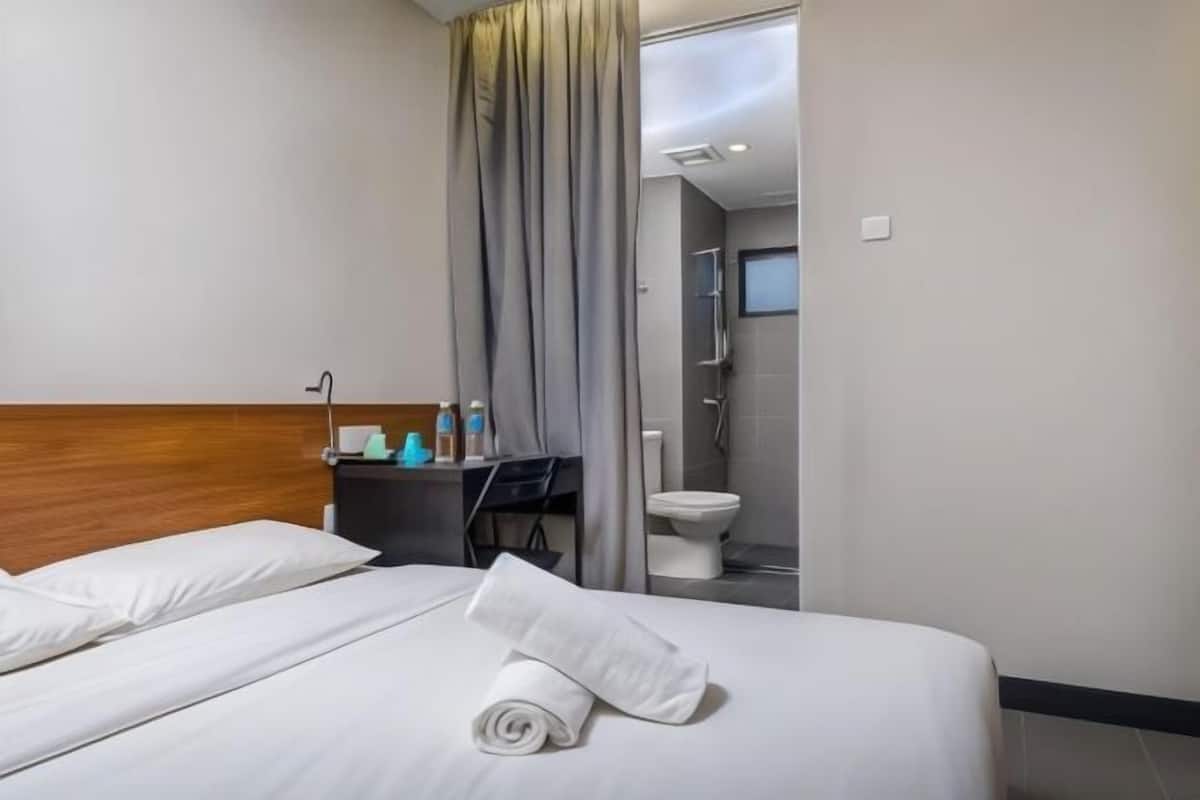 1 bedroom, down duvets, desk, iron/ironing board