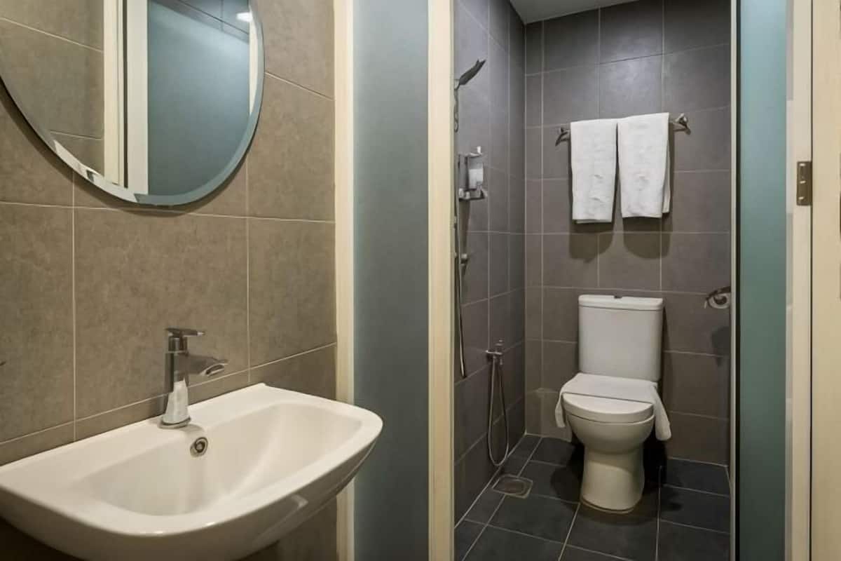 Douche, articles de toilette gratuits, sèche-cheveux, bidet