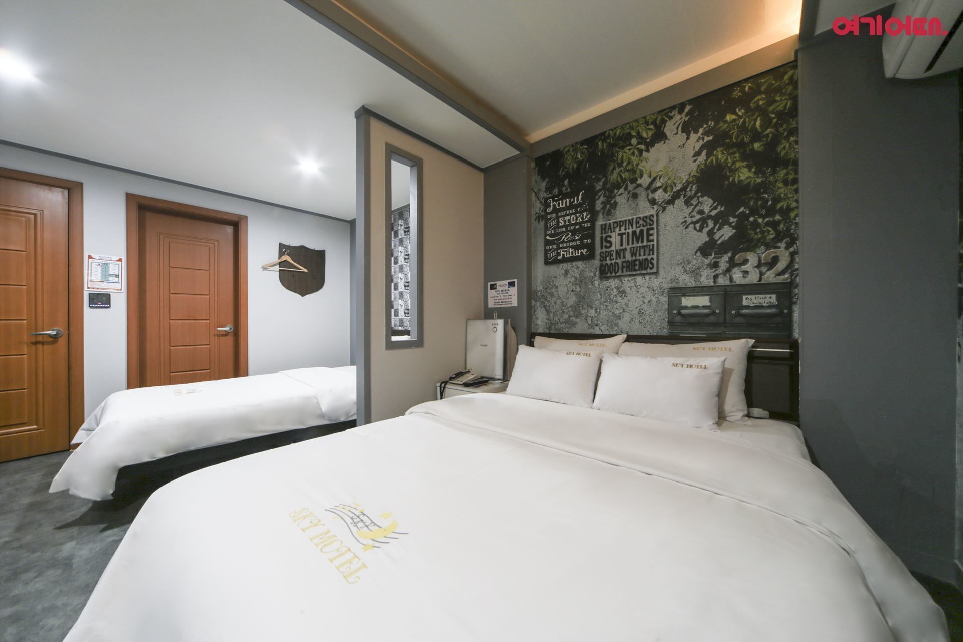 Premium bedding, individually decorated, individually furnished, desk