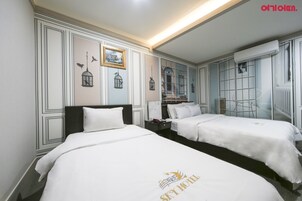 Habitación Deluxe | Ropa de cama de alta calidad y decoración individual