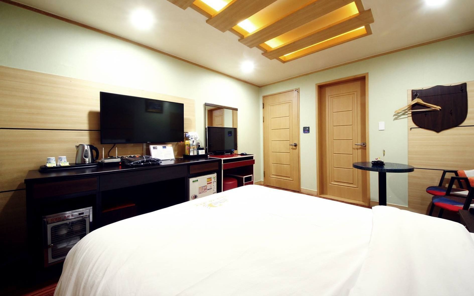 Premium bedding, individually decorated, individually furnished, desk