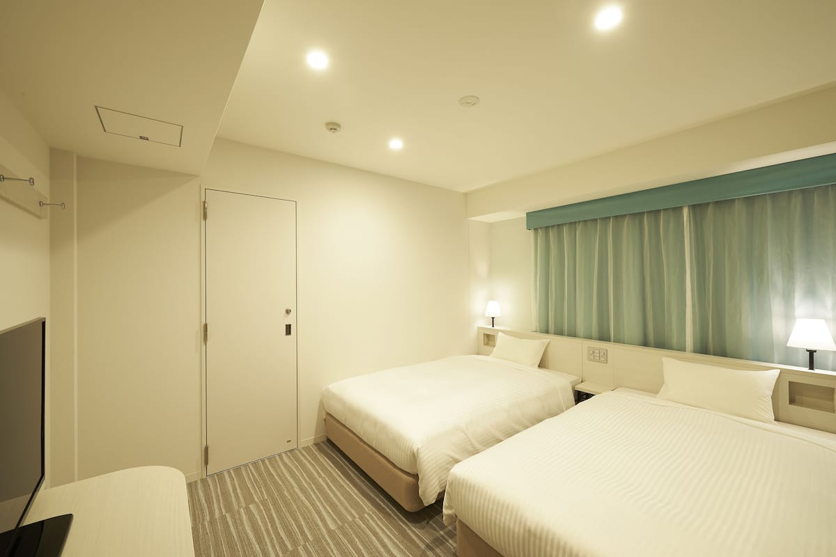Down comforters, in-room safe, desk, free WiFi
