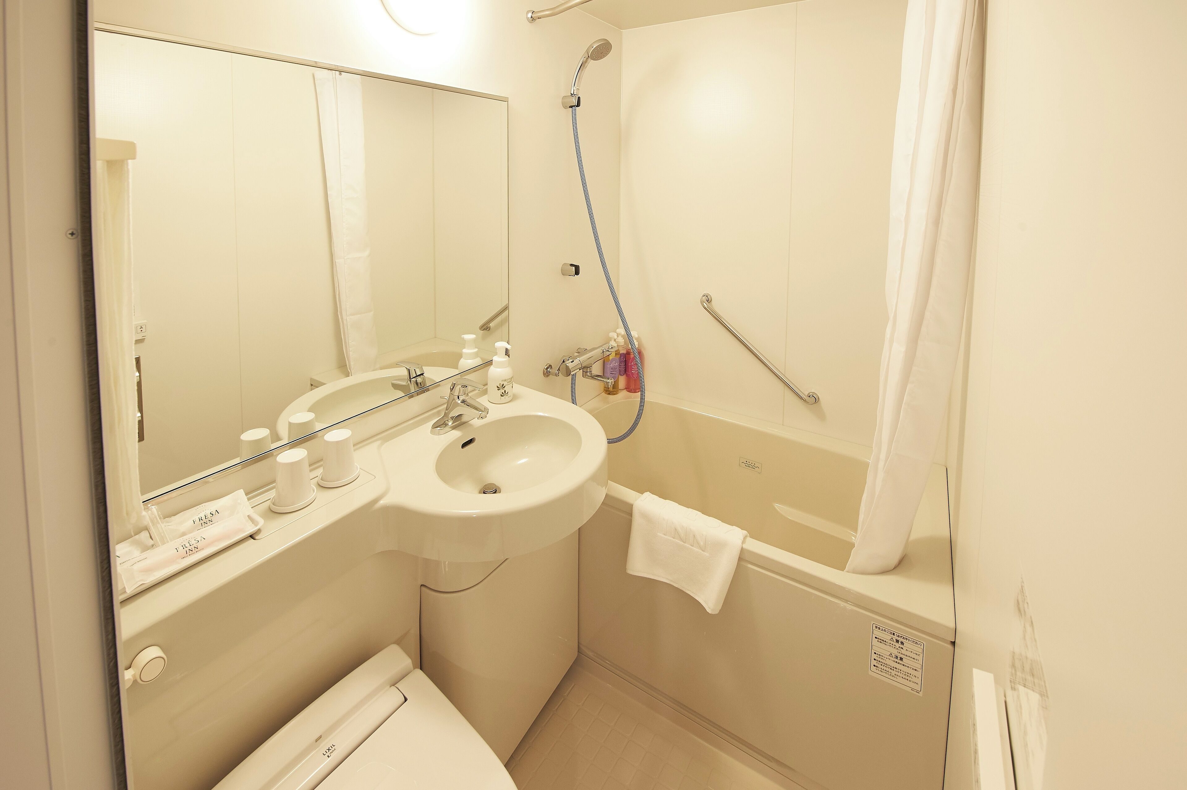 combined shower/bathtub, deep-soaking bathtub, free toiletries