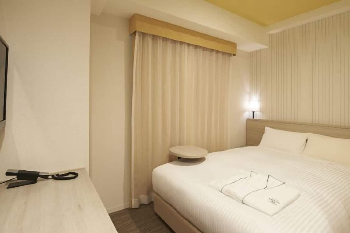 Down comforters, in-room safe, desk, free WiFi