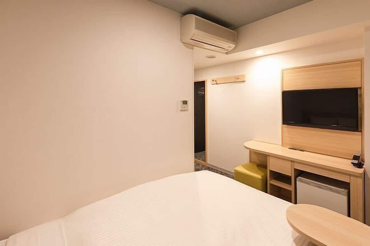 Down comforters, in-room safe, desk, free WiFi