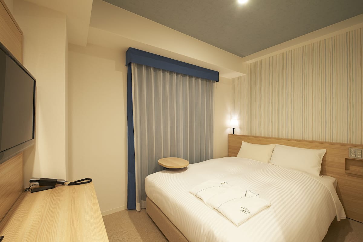 Down comforters, in-room safe, desk, free WiFi