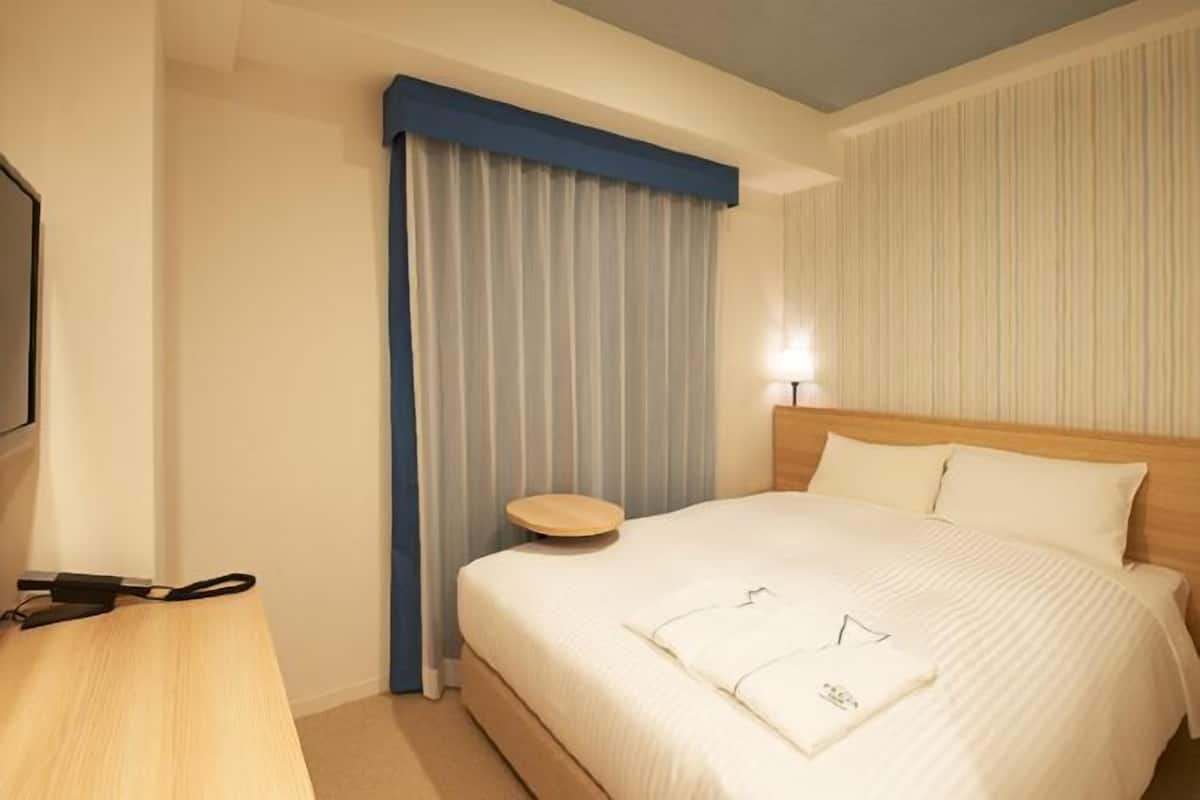 Down comforters, in-room safe, desk, free WiFi