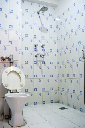 Deluxe Single Room | Bathroom | Shower, free toiletries, hair dryer, slippers - Hotel Namtso (Kathmandu)
