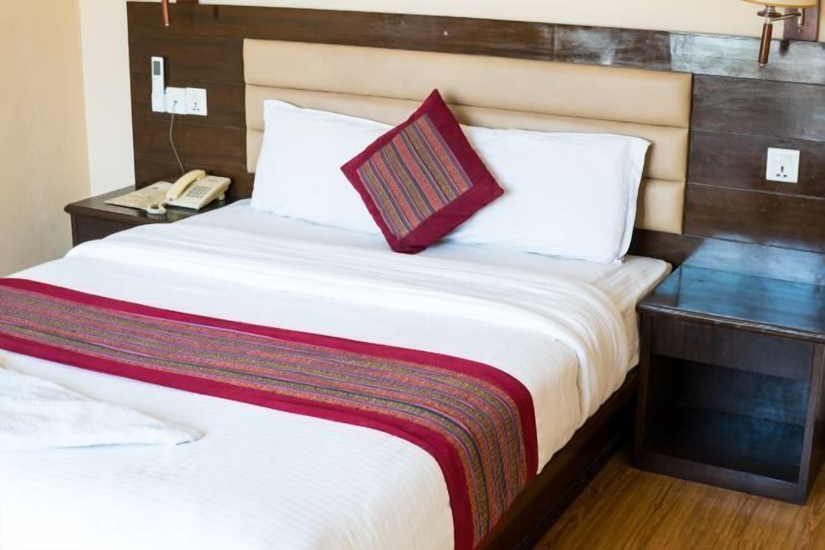 In-room safe, desk, soundproofing, free WiFi