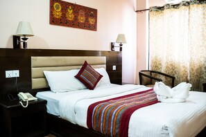 디럭스 더블룸 또는 트윈룸 | 욕실 | 샤워 시설, 무료 세면용품, 헤어드라이어, 슬리퍼