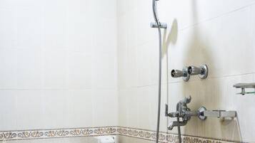 Family Room | Bathroom | Shower, free toiletries, hair dryer, slippers