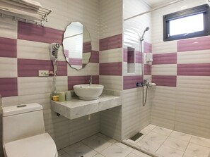 Habitación doble estándar, 1 cama matrimonial (No. 12) | Baño | Regadera, amenidades de baño gratuitas, secadora de cabello, pantuflas 