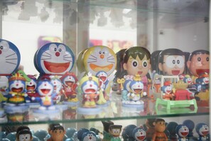 Une vitrine remplie de diverses figurines de Doraemon.