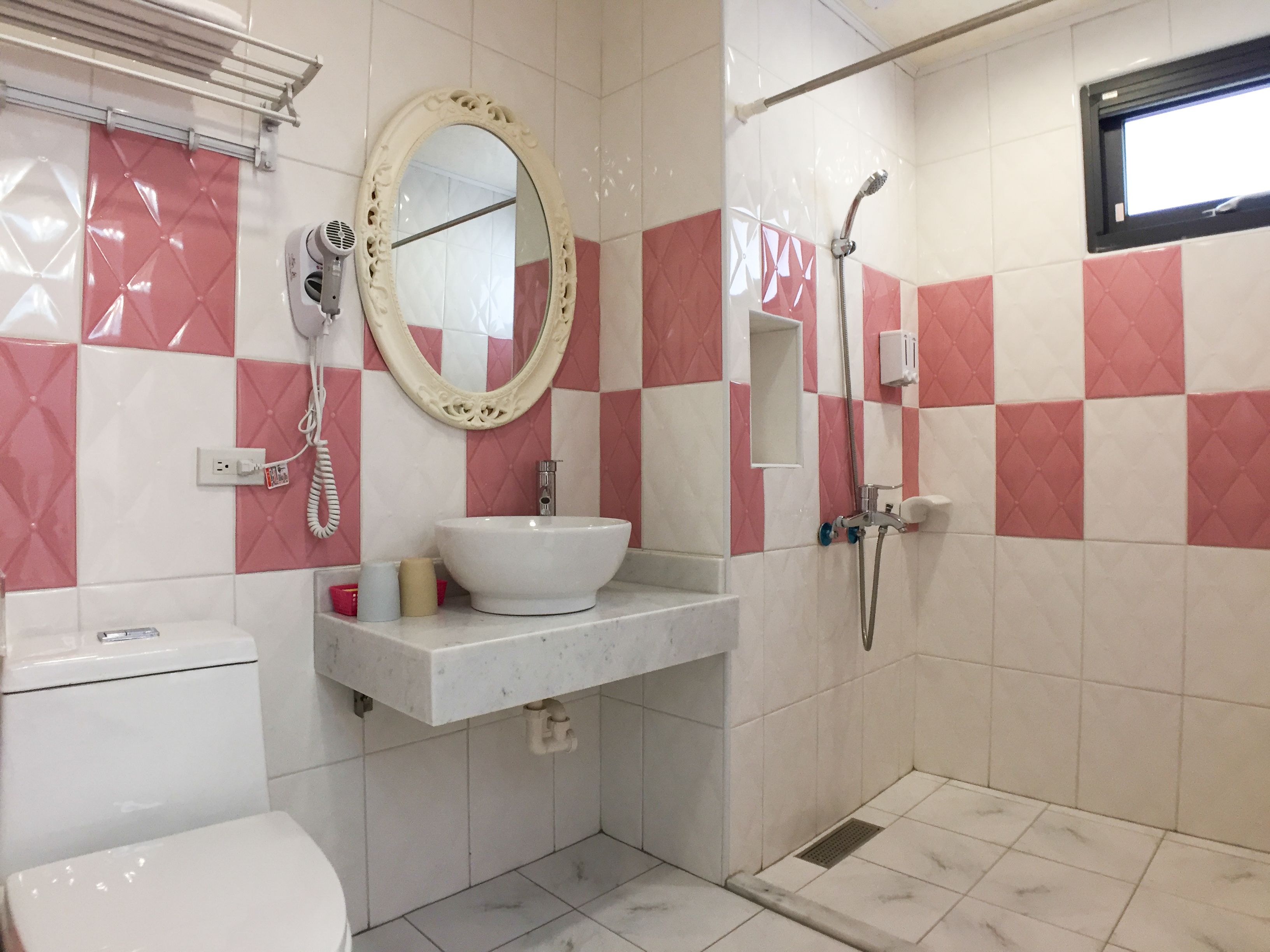 Ein Badezimmer mit Waschbecken, Spiegel und Toilette.