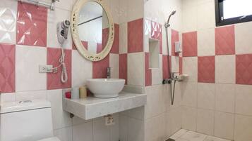 Ein Badezimmer mit Waschbecken, Spiegel und Toilette.