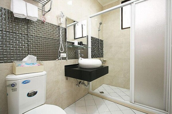 Standard Double Room, 1 Double Bed (No. 4) | Bathroom | Shower, free toiletries, hair dryer, slippers - Hualien Bigbowl B&B (Ji'an)