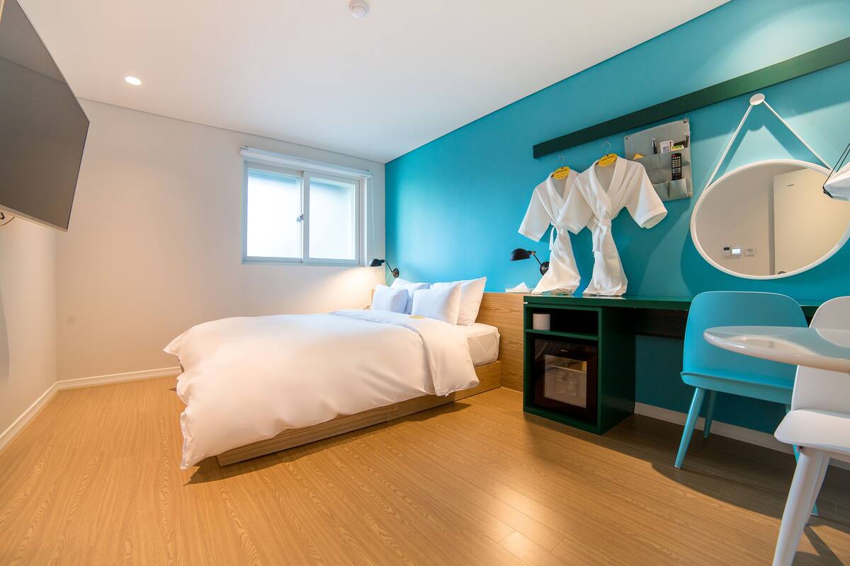 standard room | premium bedding, down duvets, blackout curtains, soundproofing