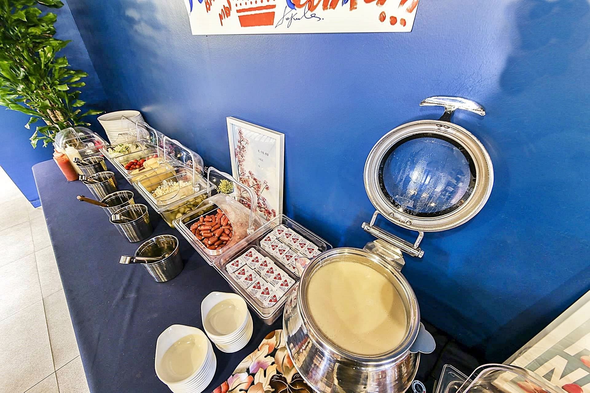 daily buffet breakfast (krw 5000 per person)