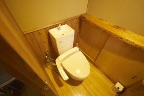 0B | Bathroom | Separate bathtub and shower, deep-soaking bathtub, free toiletries - Kyo-Yado Furato (Kyoto)