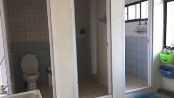 Douche, sèche-cheveux, chaussons