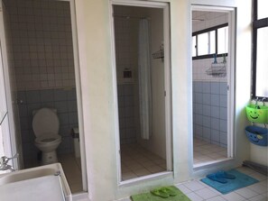 Ducha, secador de pelo, pantuflas