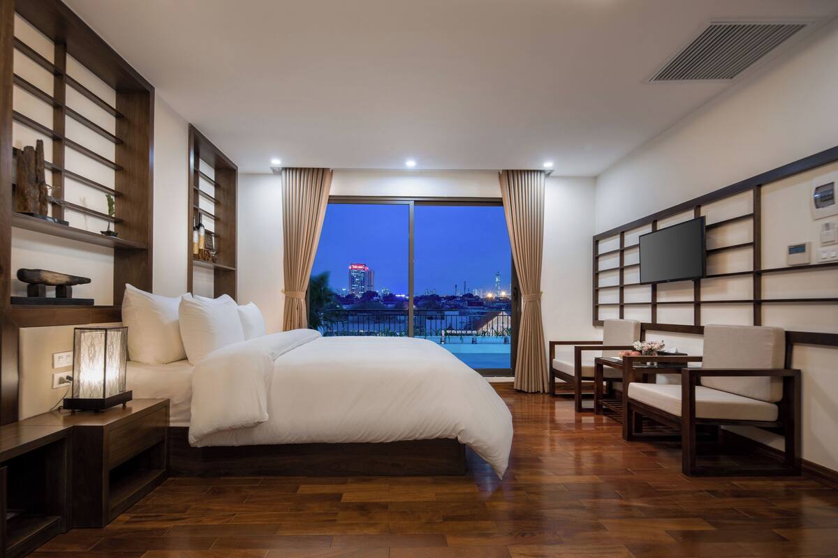 Executive Room | 1 bedroom, premium bedding, minibar, in-room safe
