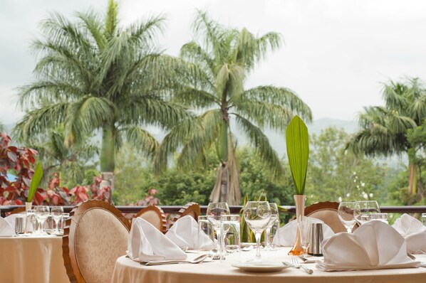 3 restaurants; breakfast, lunch and dinner served 