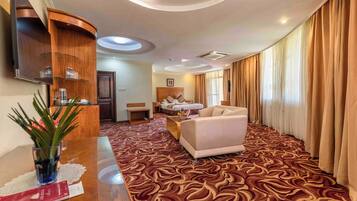 Rom – business | Senger med overmadrass, minibar, safe på rommet og skrivebord