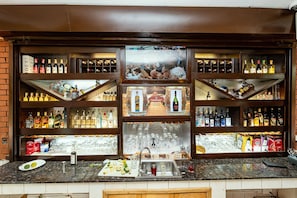 2 bares/lounges, bar ao lado da piscina