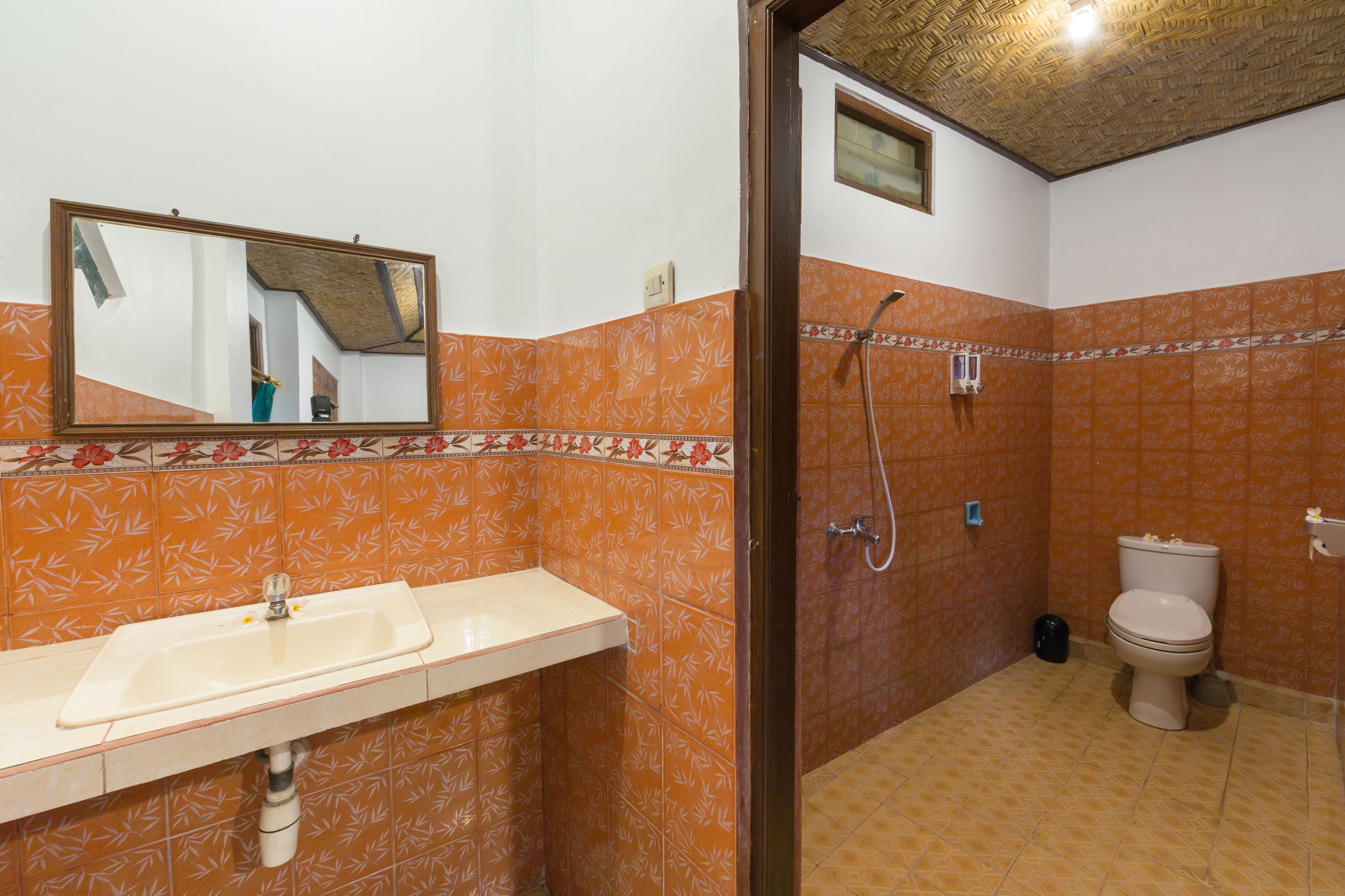 Ein Badezimmer mit Waschbecken, Toilette und Dusche.
